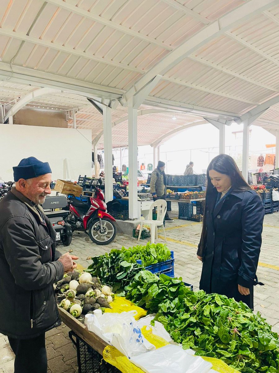 Kaymakamımız Sn. Rumeysa GÖRENTAŞ, ilçe pazarını ziyaret ederek esnaf ve vatandaşlarımızla bir araya geldi. Pazaryerinde vatandaşlarımızla sohbet eden Kaymakamımız, talep ve önerileri dinleyip esnafımıza hayırlı işler temennisinde bulundu.