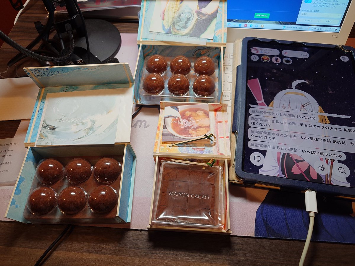 yumi_IRIAM's tweet photo. 1つ目はMAISON CACAOのクラシック、ロイヤルミルクティー、ショコラコキーユを買ったよ！
並んでかった甲斐がありました！
とーっても美味しい！
次こそは限定買うぞ！ https://t.co/2TbxoP4wC5