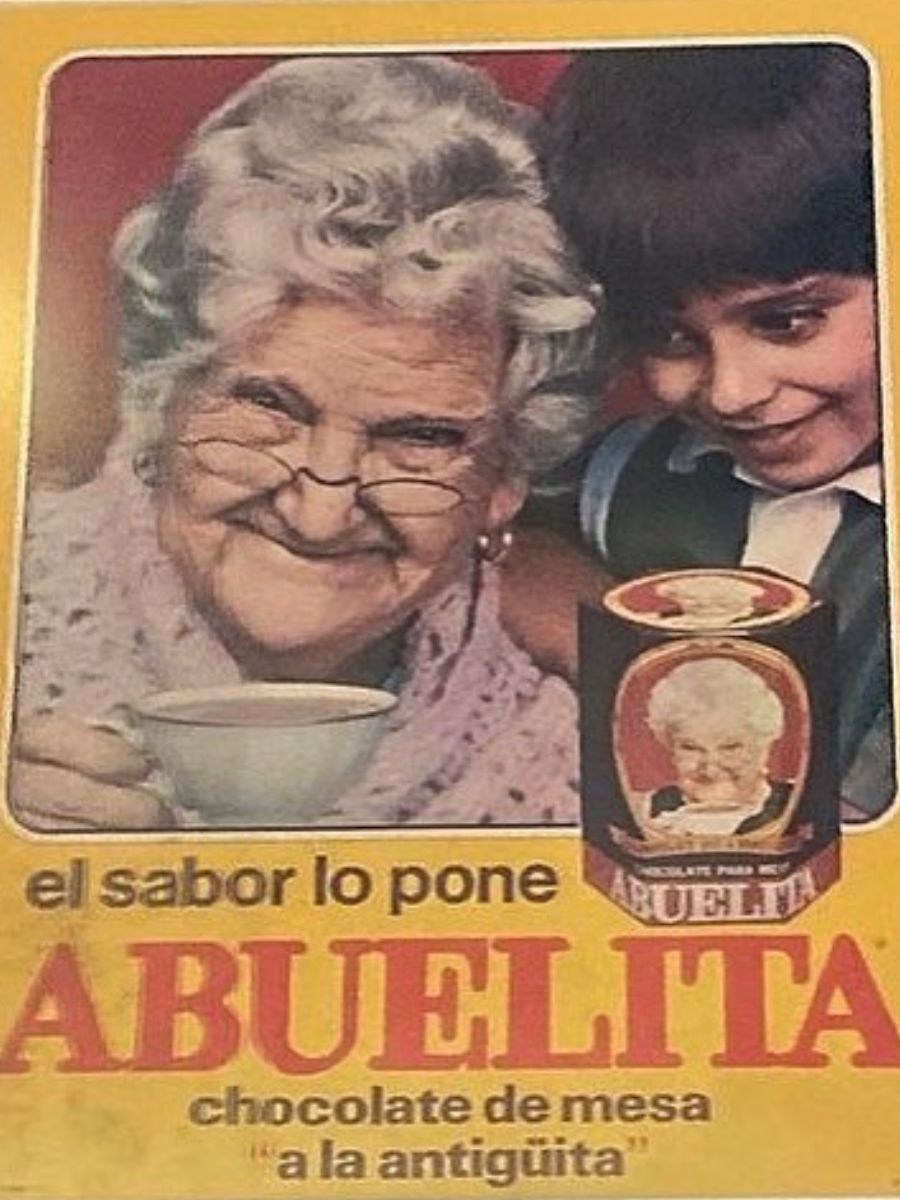 LA HISTORIA DEL CHOCOLATE ABUELITA
El Chocolate Abuelita nació en México en 1939, derivado de la Fábrica de Chocolates "La Azteca", fundada por los hermanos González Barragán en 1919, inspirados por el chocolate de sus abuelas en Michoacán; en 1973, la actriz mexicana Sara García
