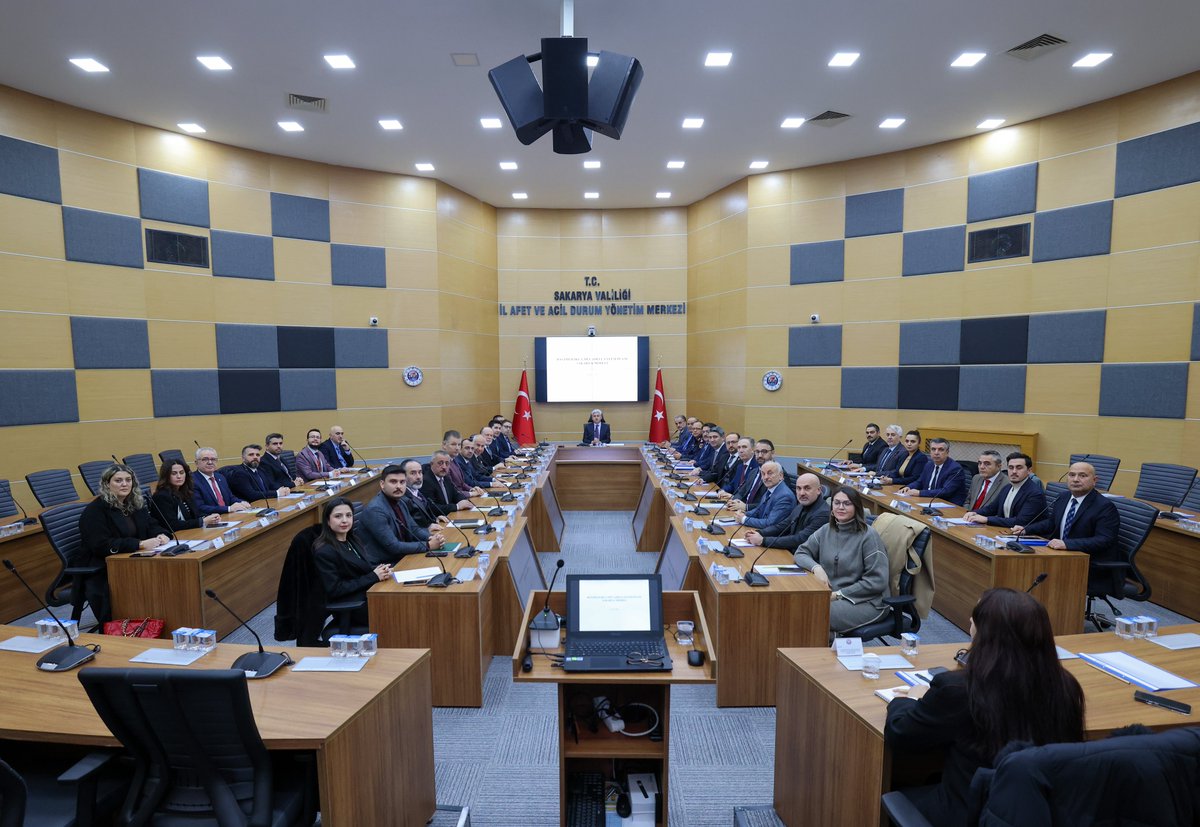 SakaryaValiligi's tweet photo. Bağımlılıkla Mücadele İl Koordinasyon Kurulu Toplantısı, Valimiz Sayın Rahmi Doğan başkanlığında, ilgili kurum ve kuruluşların katılımıyla gerçekleştirildi.

Toplantıda; bağımlılıkla mücadele kapsamında kurumlar arası koordinasyonun güçlendirilmesine yönelik yürütülen çalışmalar, koruyucu ve önleyici tedbirler ile ilimiz genelindeki mevcut durum ve planlanan faaliyetler değerlendirildi. Ayrıca iş birliğinin artırılmasına yönelik görüş alışverişinde bulunuldu.