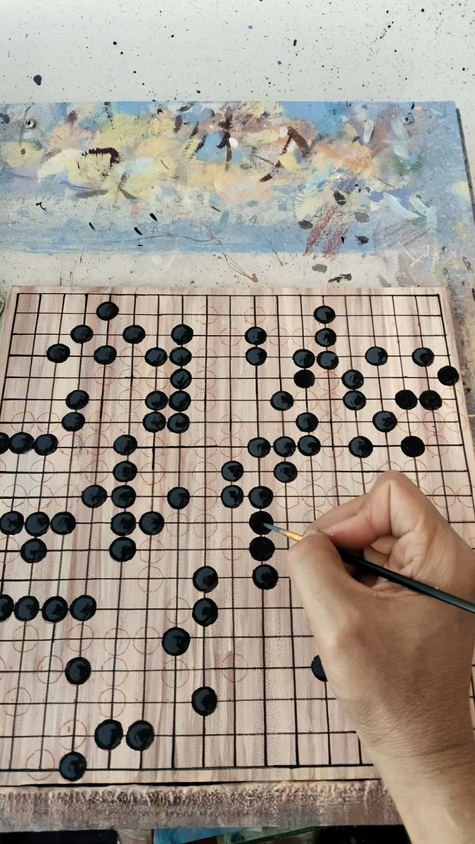 ขอให้ศิลปินวาดภาพหมากล้อมเกมเดียวที่มนุษย์สามารถเอาชนะ AI ได้ในสารคดีชื่อ Alpha Go 😁