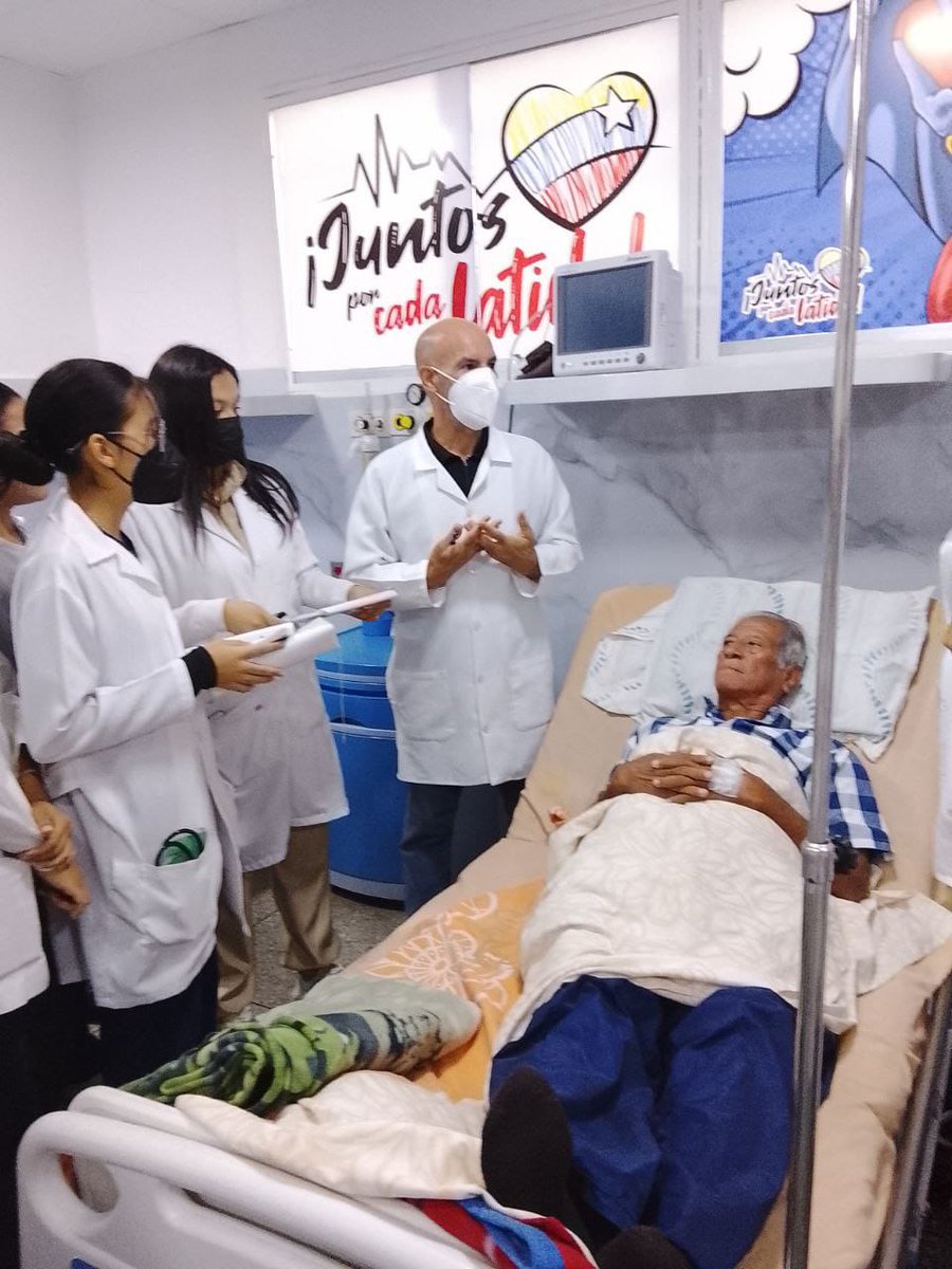 cubacooperaven's tweet photo. En el CDI "Alam Delfín" Trujillo, el Dr. Alexis Jáuregui lideró un pase de visita donde la docencia y la asistencia se fundieron en una sola misión: salvar vidas. 🩺🇨🇺
A 5 años del #TPAN, los colaboradores en Venezuela demostramos que el saber es nuestra mejor arma. #CubaCoopera https://t.co/EKG2PQJWUV