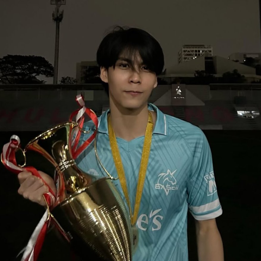 เบบี๋เก่งม้ากกก !! ใส่เสื้อบอลบ่อย ๆ นะพุม่า โคตรหล่อเลยอ่ะ 🏆🏅♥️⭐️

( #puma_kk )