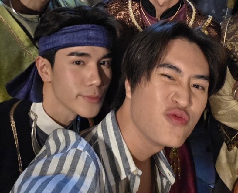 pieniverse's tweet image. dari sini kita belajar… kalo kangen itu gapapa gaes ngode aja, siapa tau DISAMPERIN
kaya orang di foto ini 🙂‍↔️

#GeminiFourth #PondPhuwin