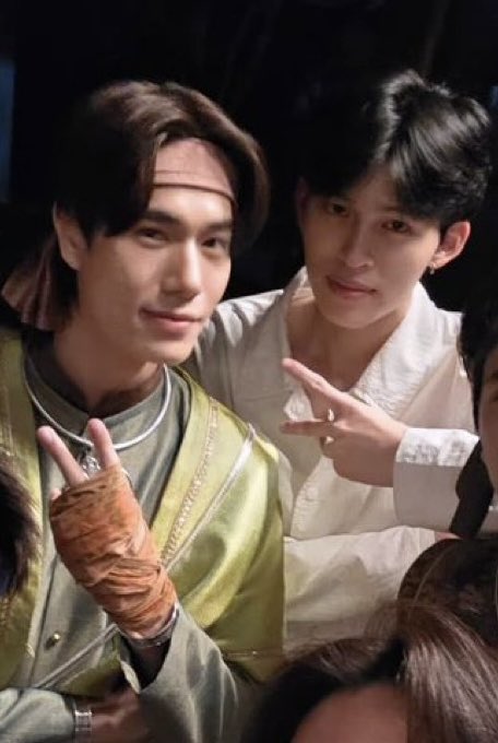 pieniverse's tweet image. dari sini kita belajar… kalo kangen itu gapapa gaes ngode aja, siapa tau DISAMPERIN
kaya orang di foto ini 🙂‍↔️

#GeminiFourth #PondPhuwin