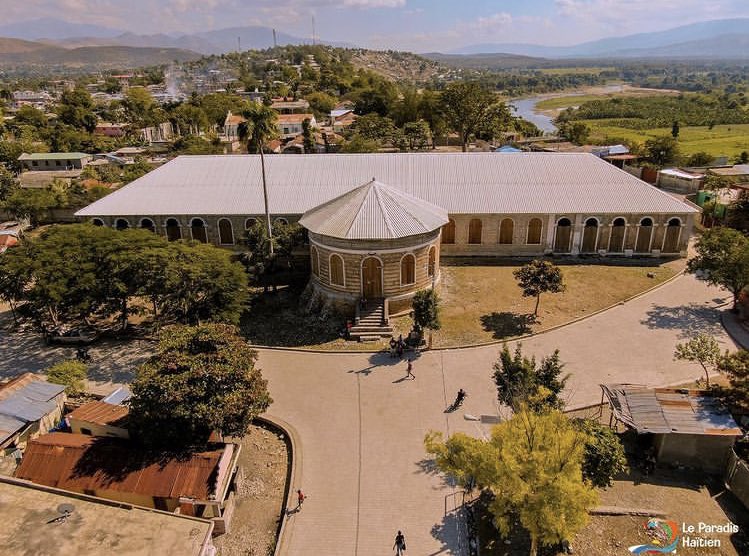 📍 Le Palais des 365 Portes — Petite Rivière de l’Artibonite, Haïti 🇭🇹

Surnommé le « Palais des 365 Portes », ce chef-d’œuvre architectural historique témoigne de la grandeur et de l’ingéniosité du passé haïtien.