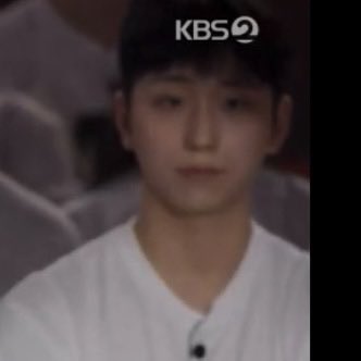 발언하는 사람 뒤에서 이렇게 귀여운 얼굴로 서잇으면서 분량 챙긴 거 ㄴㅁ 기특함....................
걍 어딧나 굳이 찾을 필요도 없이 계속 눈에 보임