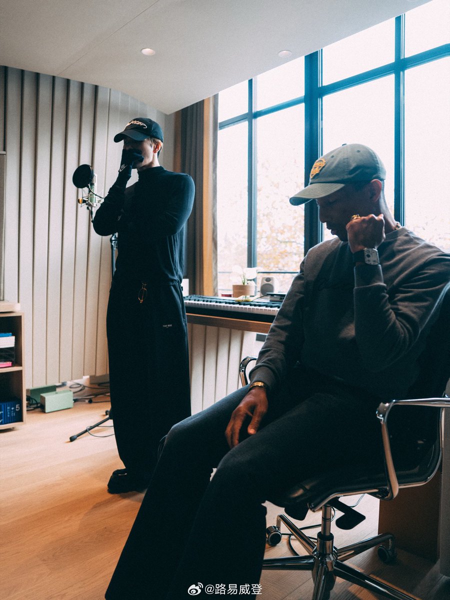 MagicMBR's tweet image. 📸 • Louis Vuitton via XHS

 Nos bastidores da gravação #SEXGOD

“O novo single do embaixador da marca, Jackson Wang, estreou no #LVMenFW26 . O single foi gravado e produzido por Pharrell na sede da Louis Vuitton em Paris.”

#JacksonWangxLVMenFW26
#JacksonWang #王嘉尔