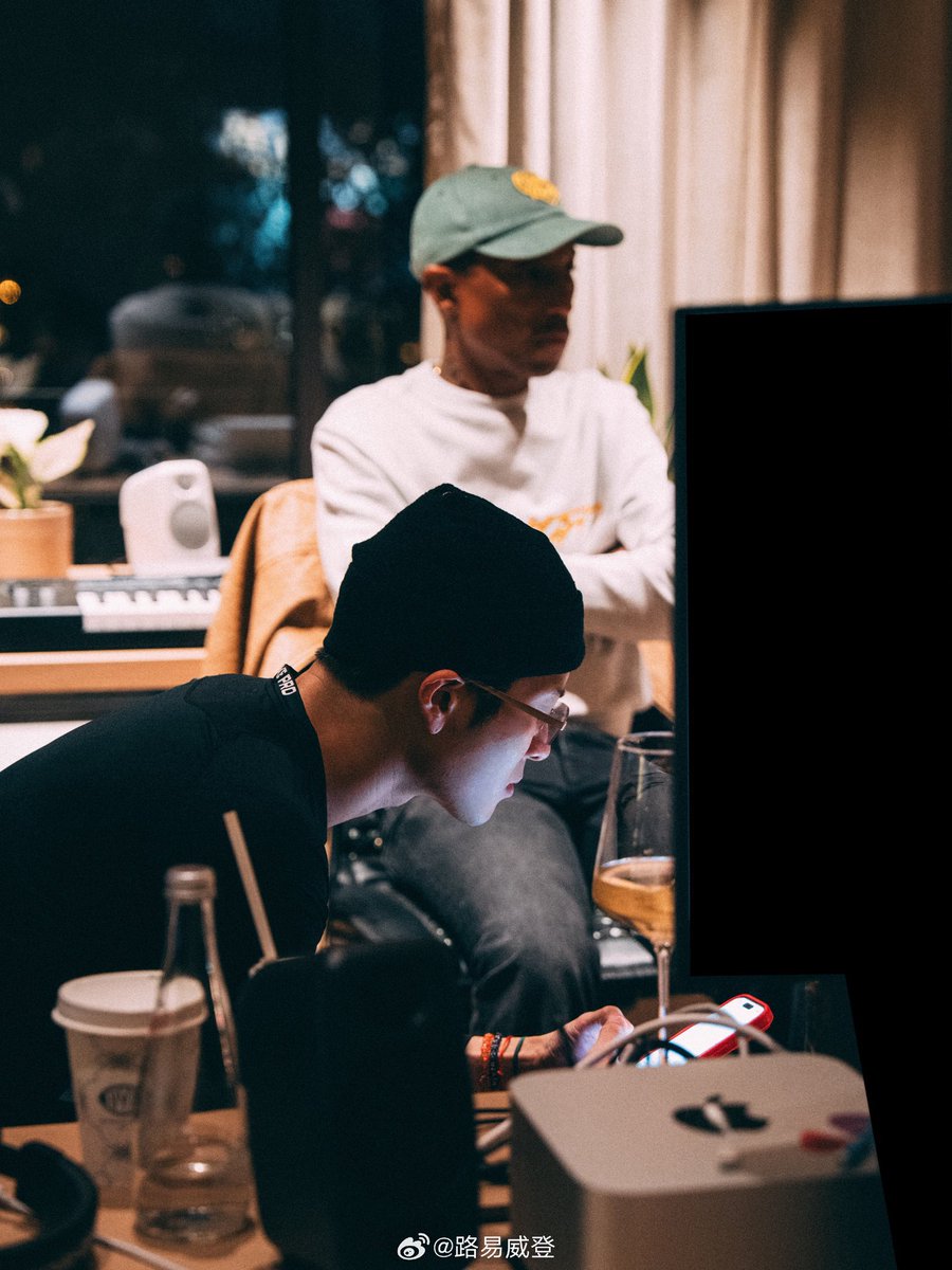 MagicMBR's tweet image. 📸 • Louis Vuitton via XHS

 Nos bastidores da gravação #SEXGOD

“O novo single do embaixador da marca, Jackson Wang, estreou no #LVMenFW26 . O single foi gravado e produzido por Pharrell na sede da Louis Vuitton em Paris.”

#JacksonWangxLVMenFW26
#JacksonWang #王嘉尔