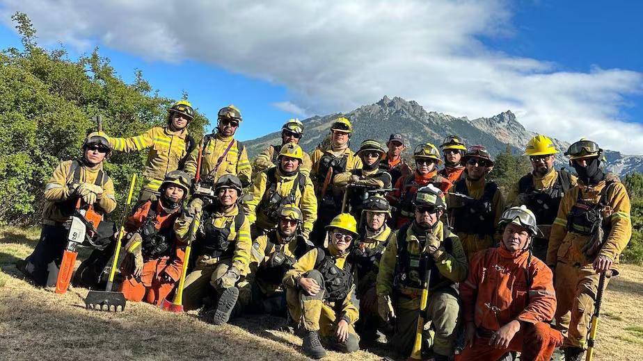 myriprunotto's tweet photo. ¡Bienvenidos a casa! Recibimos con inmenso orgullo a los 63 bomberos cordobeses que regresaron de Chubut luego de intensos días de lucha incansable contra el fuego en nuestra Patagonia. 

Su valentía y profesionalismo son el reflejo del espíritu solidario de Córdoba.

Pero la misión no se detiene: este viernes parte un nuevo contingente hacia el sur para tomar la posta y seguir acompañando a nuestros hermanos chubutenses en esta emergencia. 

¡Gracias por dejar a Córdoba en lo más alto, demostrando su profesionalismo y coraje. Gracias también por cuidar el futuro de nuestros bosques, así como cada día protegen a nuestras sierras!

#CórdobaSolidaria #BomberosCórdoba #Chubut #EquipoETAC #SolidaridadFederal