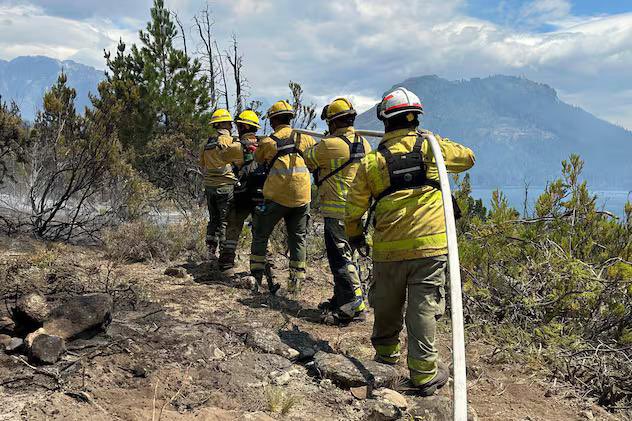 myriprunotto's tweet photo. ¡Bienvenidos a casa! Recibimos con inmenso orgullo a los 63 bomberos cordobeses que regresaron de Chubut luego de intensos días de lucha incansable contra el fuego en nuestra Patagonia. 

Su valentía y profesionalismo son el reflejo del espíritu solidario de Córdoba.

Pero la misión no se detiene: este viernes parte un nuevo contingente hacia el sur para tomar la posta y seguir acompañando a nuestros hermanos chubutenses en esta emergencia. 

¡Gracias por dejar a Córdoba en lo más alto, demostrando su profesionalismo y coraje. Gracias también por cuidar el futuro de nuestros bosques, así como cada día protegen a nuestras sierras!

#CórdobaSolidaria #BomberosCórdoba #Chubut #EquipoETAC #SolidaridadFederal