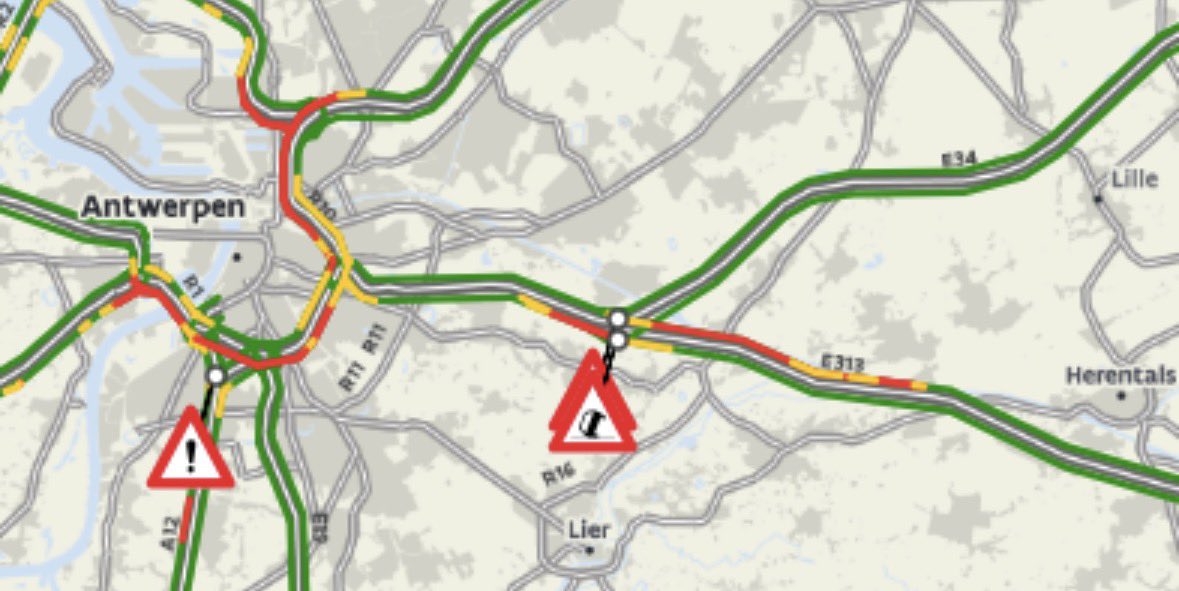 Grote hinder op de #E313 in Ranst. Daar is in beide richtingen een ongeval gebeurd, met beperkte doorgang tot gevolg. Richting Antwerpen staat het verkeer stil over ruim 10km. Da’s bijna een uur aanschuiven. Van Hasselt naar Gent? Rij nu via Brussel.