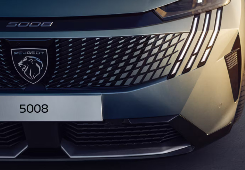 El diseño de los faros delanteros  de <a href="/PeugeotMex/">Peugeot México</a> 5008  se inspira en el emblema del león, un símbolo histórico de la marca