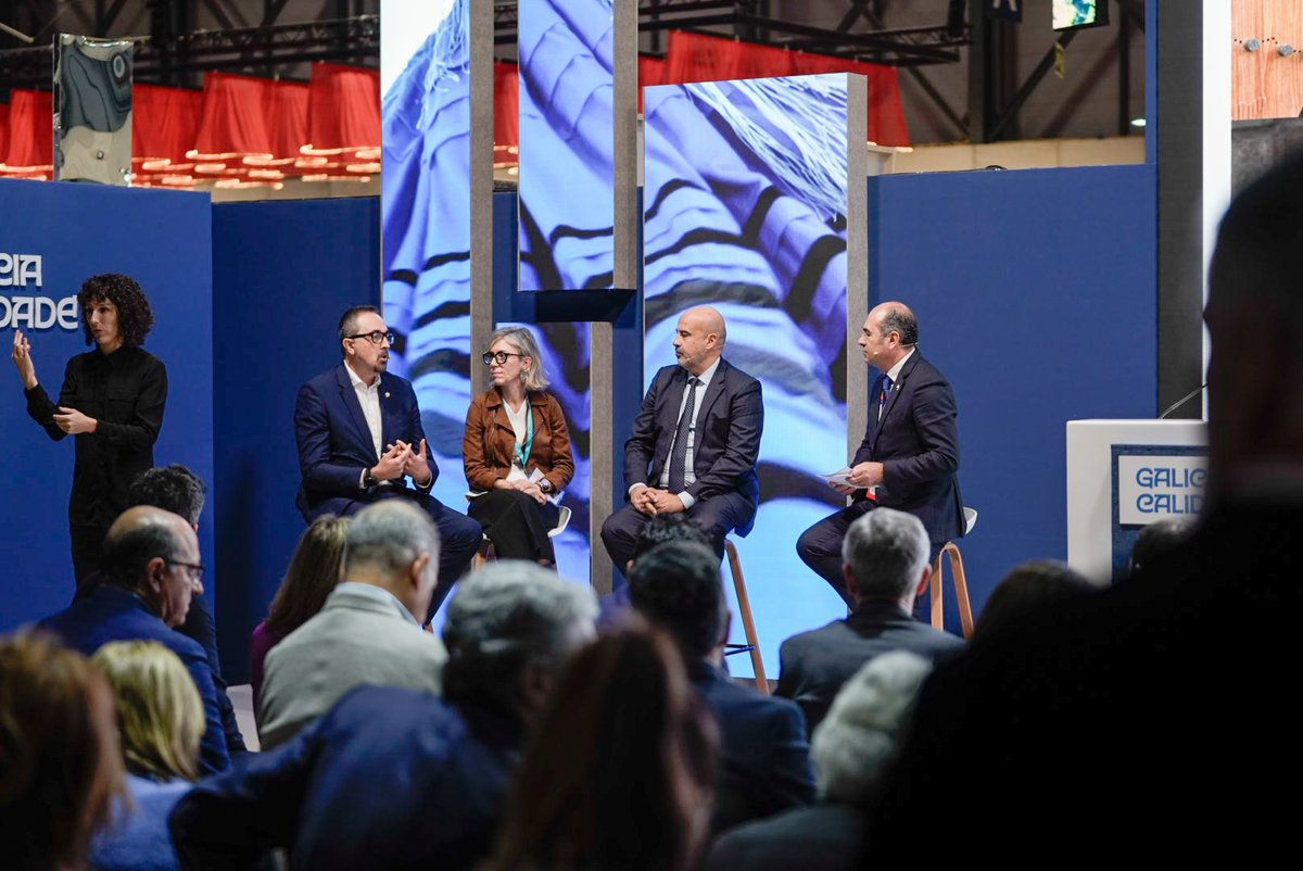 ClusterGalicia's tweet photo. O presidente do Clúster, @cesareopardal, conversou con José Paz, director do @C_S_H_G, Agustín Collazos, presidente de Hospeco; e Romina Fernández, directora de @turisriasbaixas, arredor dos retos da capacitación, da profesionalización e do papel dos profesionais turísticos. https://t.co/sC7Cuud255