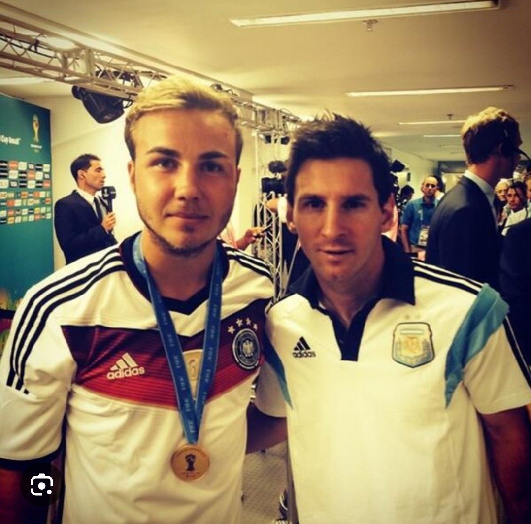 fcb_elias1's tweet image. Leo Messi taking a photo with Mario Gotze after losing 2014 World Cup final