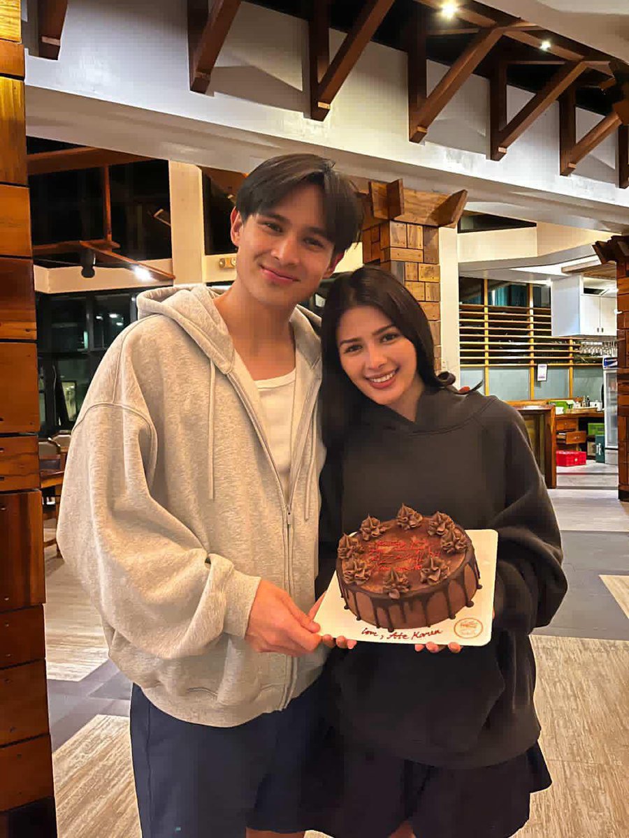 hotgirlaza's tweet image. azralph mag-asawa 🥰