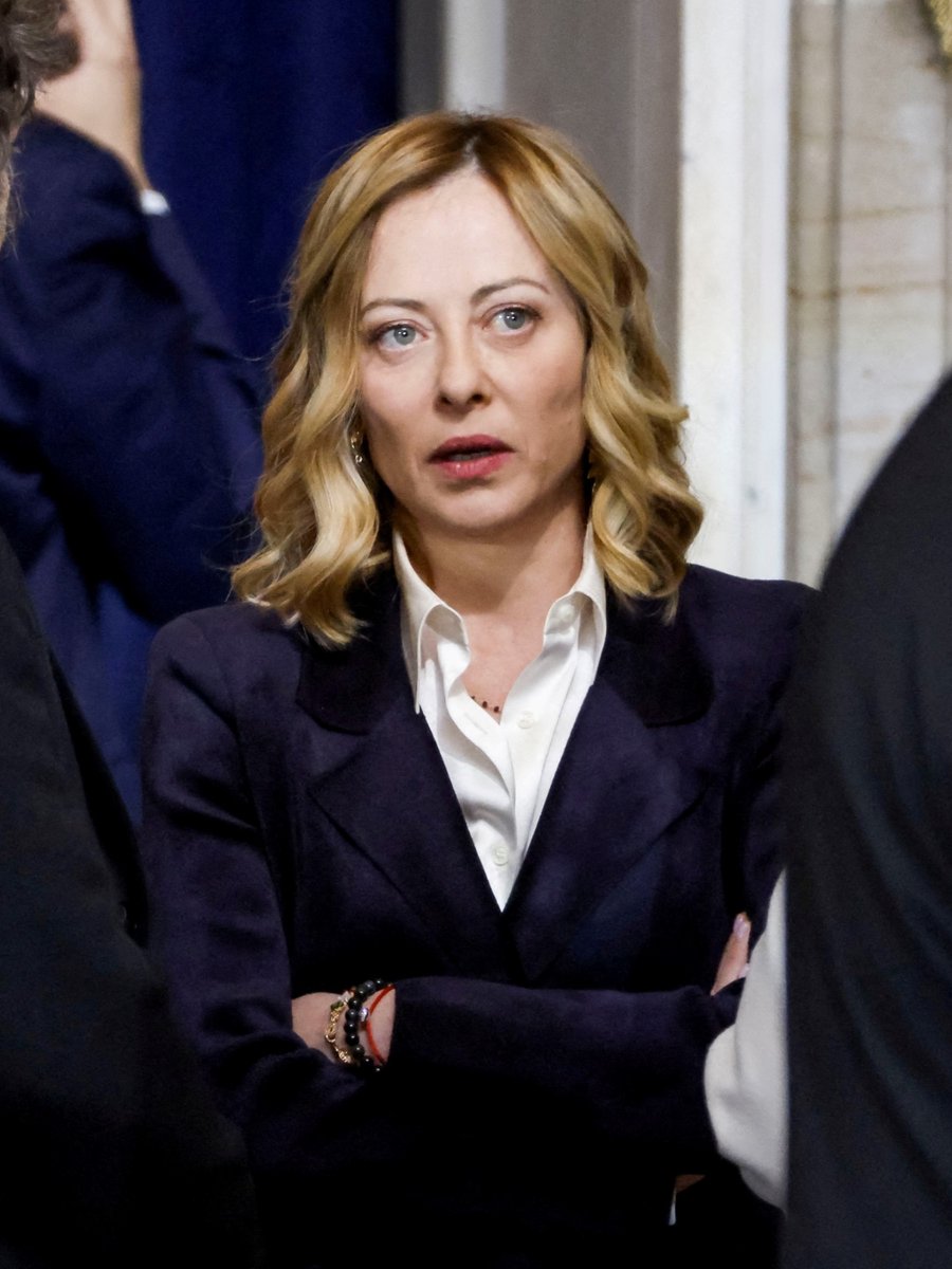 clarincom's tweet image. MELONI RECHAZÓ SUMARSE AL CONSEJO DE PAZ  DE TRUMP

La primera ministra italiana se lo comunicó por teléfono a Donald Trump y explicó que no puede aceptar, por ahora, la invitación para integrar el organismo impulsado por Estados Unidos por razones de compatibilidad…