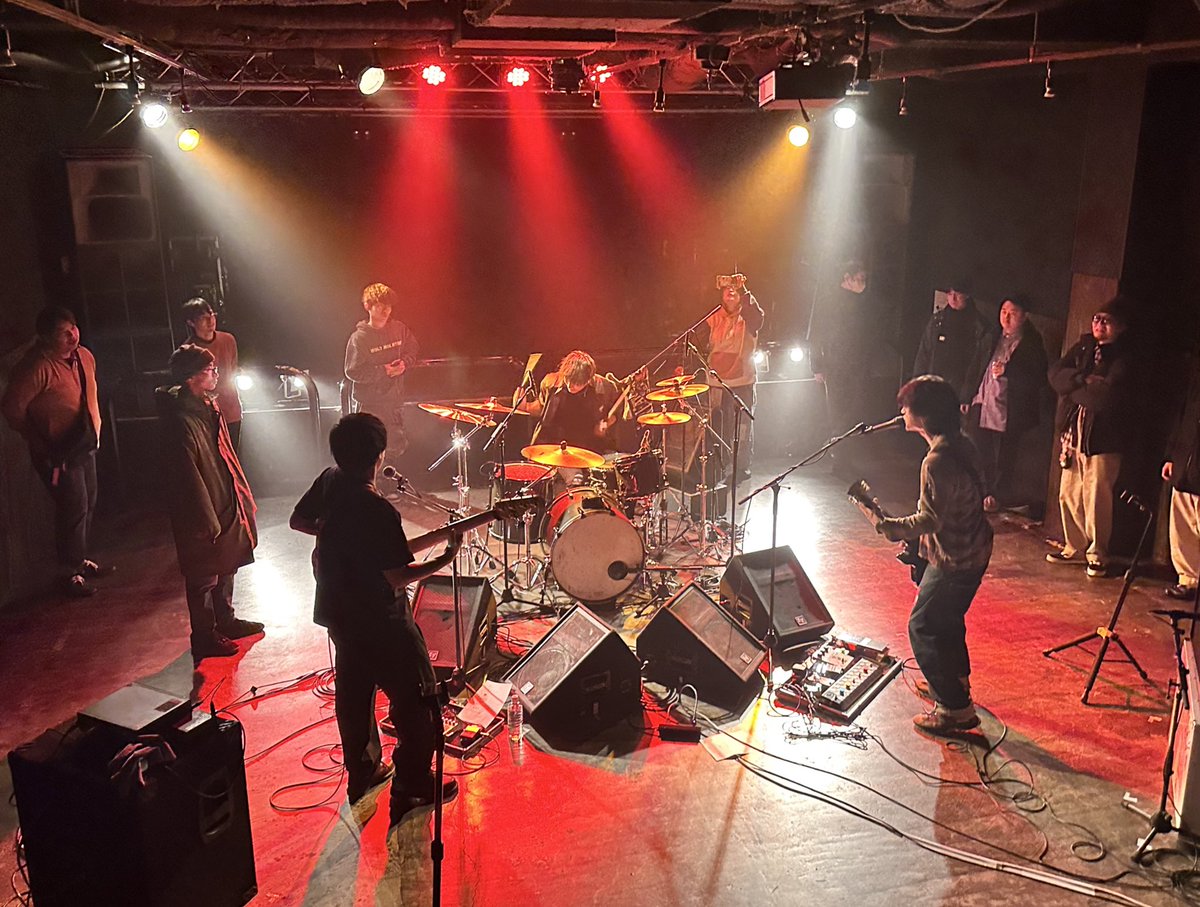 今日のラフズはNikoんアウトストアで47ツアー、ようこそでした！フロアでのライブ、物販も買ってみました
ライブの写真は対バンのSAI熱い演奏を聴かせてくれましたよ
Nikoん明日はDNA GAINZと出雲アポロです

#Nikoん
#SAI