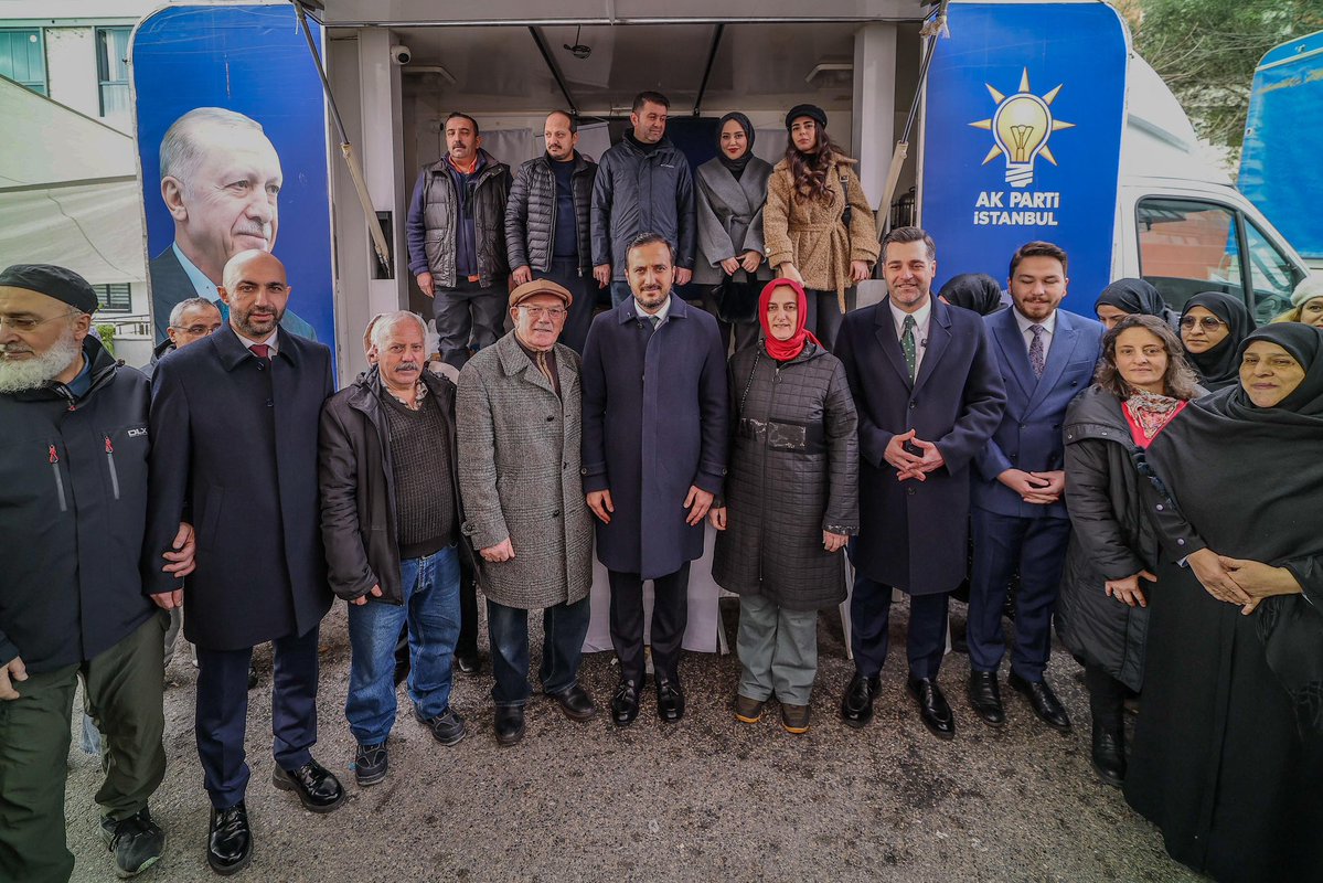 Üsküdar’dan tüm İstanbul’a selamlar…

Ziyaretlerimize AK Noktada partimizi temsil eden yol arkadaşlarımızla başladık. Şimdi de pazar esnafımızın yanındayız. Şehrin tüm dinamiklerini, telkin ve tebriklerini kalben önemsiyoruz. Zira biz, bu sorumluluğa talibiz.