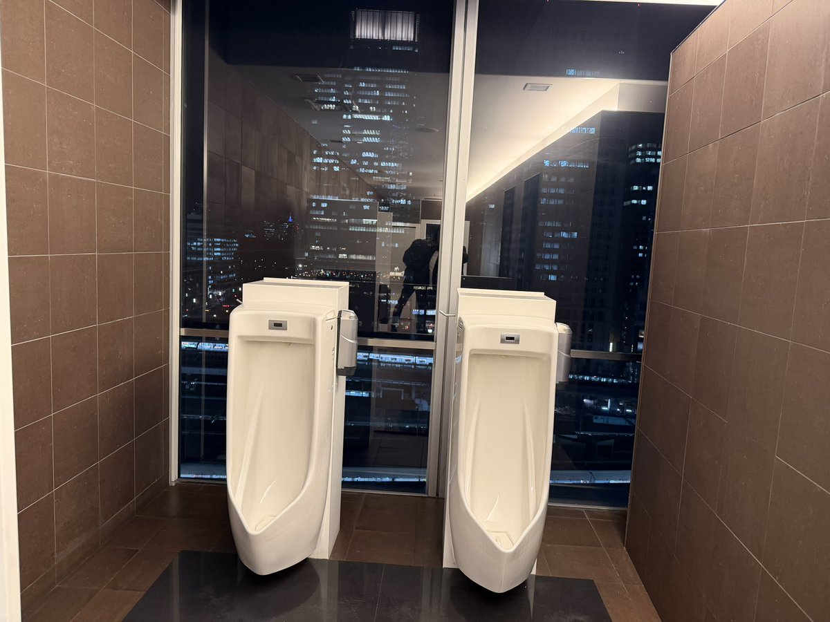 えらい開放感のあるトイレ発見！！笑