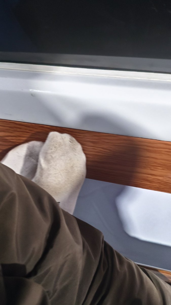 Penumpang KAI tuh unik2 ya. 1) Hari ini tempat duduk gwe ditempatin orang lain. Orangnya tidur pules. Pas udah bangun gak sadar diri pindah ke bangku asalnya. 2) gw pindah tempat duduk yg kosong, ehh penumpang belakang naikin kaki ke sandaran kursi gwe. <a href="/KAI121/">Kereta Api Indonesia</a>