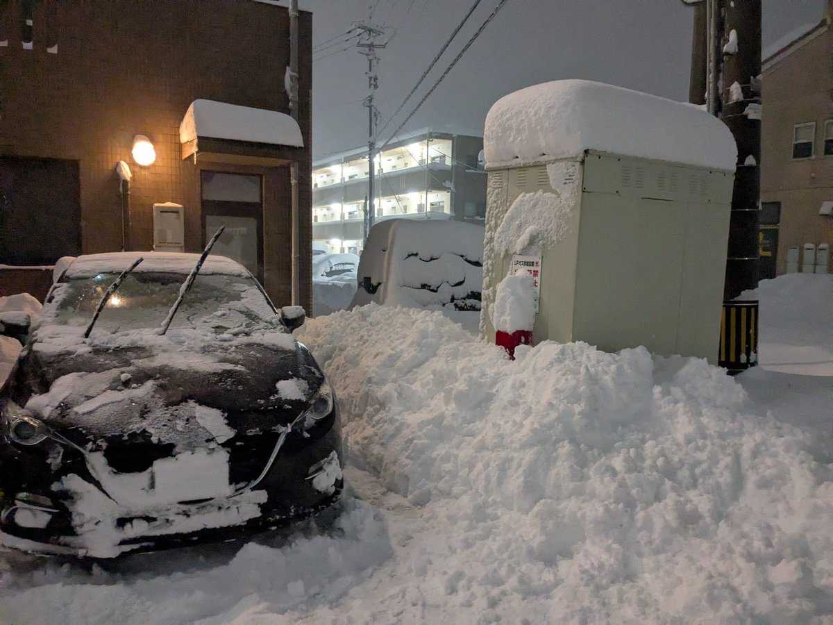 Chionoecetes's tweet photo. 久しぶりにしっかりした雪
路面はツルツルで滑るのが前提で走る感じ。でも、昔はこんなのが当たり前だったような気がする。 https://t.co/79e9tw09IS