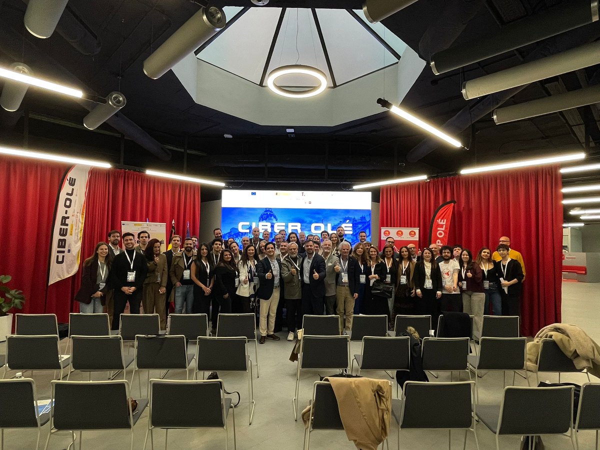 Continuamos con #Ciberolé #Madrid #2026.

Especial agradecimiento a Miguel López-Valverde Argüeso, Consejero de Digitalización de la Comunidad de Madrid; Mabel Gonzalez, Subdirectora General de Operaciones y Rafael Amorós, Responsable del Ecosistema de Innovación.