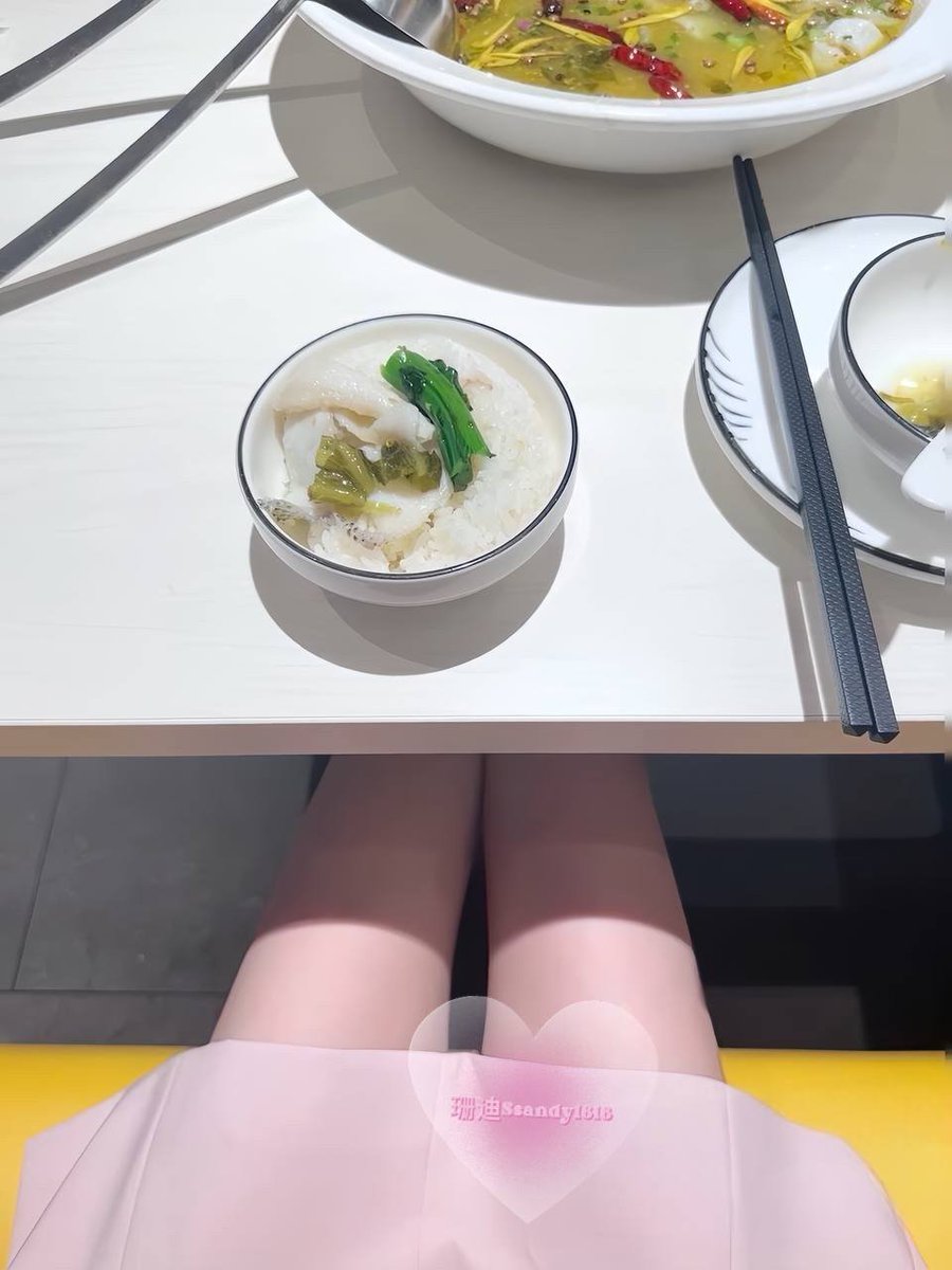 Ssandy1818's tweet photo. 一直听喜欢吃这家酸菜鱼的，今天下班早，拉着姐妹来了。
看着是不嫩嫩的，要不要我喂你一口呢？嘿嘿 https://t.co/GyYNn3bb8w
