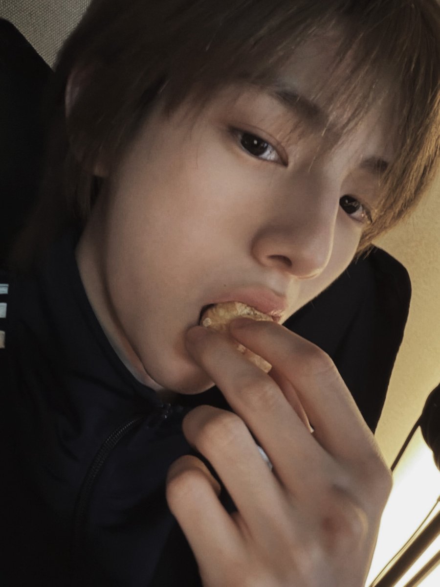 Jtuhoon's tweet image. 𓄲 𝖶𝗁𝖾𝗇 𝗒𝗈𝗎'𝗋𝖾 𝗍𝗋𝗒𝗂𝗇𝗀 𝗍𝗈 𝖻𝖾 𝗅𝗈𝗐𝗄𝖾𝗒 𝖻𝗎𝗍 𝗍𝗁𝖾 𝖼𝖺𝗆𝖾𝗋𝖺 𝖼𝖺𝗍𝖼𝗁𝖾𝗌 𝗒𝗈𝗎𝗋 𝗌𝗇𝖺𝖼𝗄 𝗍𝗂𝗆𝖾 𝖿𝖺𝖼𝖾. 𝖩𝗎𝗌𝗍 𝖺 𝗅𝗂𝗍𝗍𝗅𝖾 𝗍𝗋𝖾𝖺𝗍 𝗍𝗈 𝗄𝖾𝖾𝗉 𝗍𝗁𝖾 𝖽𝖺𝗒 𝗀𝗈𝗂𝗇𝗀. 𝖳𝗈𝗈 𝖼𝗎𝗍𝖾 𝗍𝗈 𝗁𝖺𝗇𝖽𝗅𝖾? 𝖬𝖺𝗒𝖻𝖾.