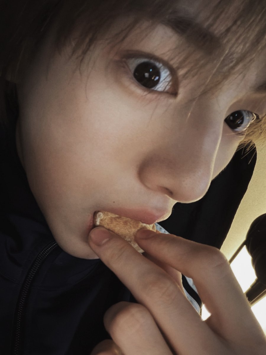 Jtuhoon's tweet image. 𓄲 𝖶𝗁𝖾𝗇 𝗒𝗈𝗎'𝗋𝖾 𝗍𝗋𝗒𝗂𝗇𝗀 𝗍𝗈 𝖻𝖾 𝗅𝗈𝗐𝗄𝖾𝗒 𝖻𝗎𝗍 𝗍𝗁𝖾 𝖼𝖺𝗆𝖾𝗋𝖺 𝖼𝖺𝗍𝖼𝗁𝖾𝗌 𝗒𝗈𝗎𝗋 𝗌𝗇𝖺𝖼𝗄 𝗍𝗂𝗆𝖾 𝖿𝖺𝖼𝖾. 𝖩𝗎𝗌𝗍 𝖺 𝗅𝗂𝗍𝗍𝗅𝖾 𝗍𝗋𝖾𝖺𝗍 𝗍𝗈 𝗄𝖾𝖾𝗉 𝗍𝗁𝖾 𝖽𝖺𝗒 𝗀𝗈𝗂𝗇𝗀. 𝖳𝗈𝗈 𝖼𝗎𝗍𝖾 𝗍𝗈 𝗁𝖺𝗇𝖽𝗅𝖾? 𝖬𝖺𝗒𝖻𝖾.