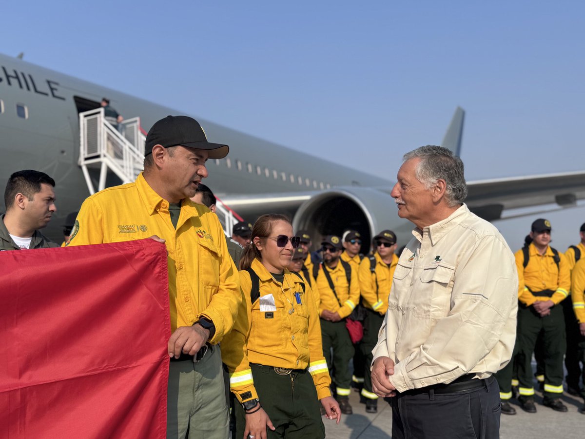 CONAFBiobio's tweet photo. ¡Gracias, México! 🇨🇱🇲🇽👏 

Hoy dimos la bienvenida a una delegación mexicanas que apoyará el combate de los incendios forestales en la región del #Biobío.

Son siete brigadas más personal técnico altamente especializado, con experiencia en manejo de incendios de gran complejidad. https://t.co/slEYEMYfI6
