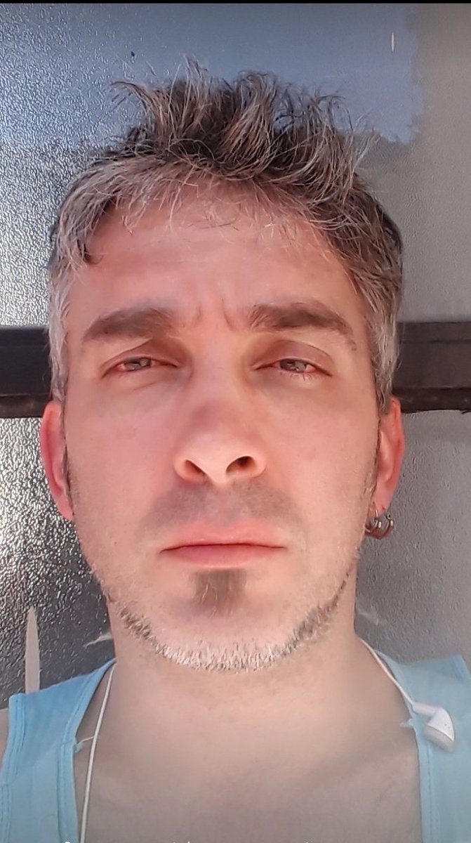 Cacho_Contra's tweet image. Recién uno me dijo que no soy blanco porque soy sudaca...
Claramente ahí se ve mi melanina afro. Por qué ser hijo de italiana + rusogernano, es asia...
Por supuesto  estoy orgulloso de ser Sudaca, pero no me puedo hacer el negro ni el mestizo cuando soy más blanco que el papel