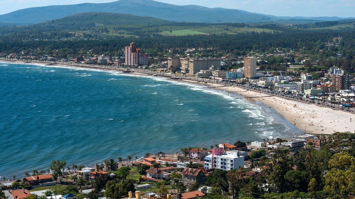 itsjacksworld's tweet photo. 2 criminally underrated beach cities you’ve never heard of:

- Mar del Plata, Argentina
- Piriápolis, Uruguay

Pristine beaches. Extremely safe. families walking around at midnight. Perfect walkable communities. Traditional summer culture completely intact. No “tourism” industry.

Old-world European beach town energy without any of the BS.

Peak season beachfront apartment: $800-1,200/month.

Europe charges $3K-5K for worse.

These are idealistic, timeless beach communities.

99% of people will never discover them.