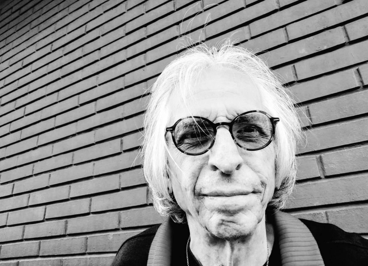 Algunas personas no escuchan para comprender, oyen para contestar. Mientras una persona habla la otra piensa la réplica para defender una postura, buscando ganar el punto o preparando el "sí, pero…". De ese modo, oyen palabras pero no entienden y responden superficialmente.