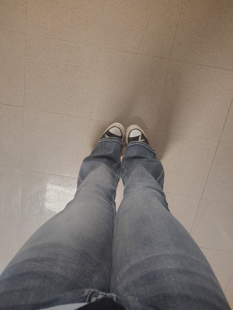 SEEING SO MANY DMS BUT IM WAITIN TIL IM OUT OF CLASS IM LITERALLY SO EXCITED FOR FRIENDZ OMGOMG :333