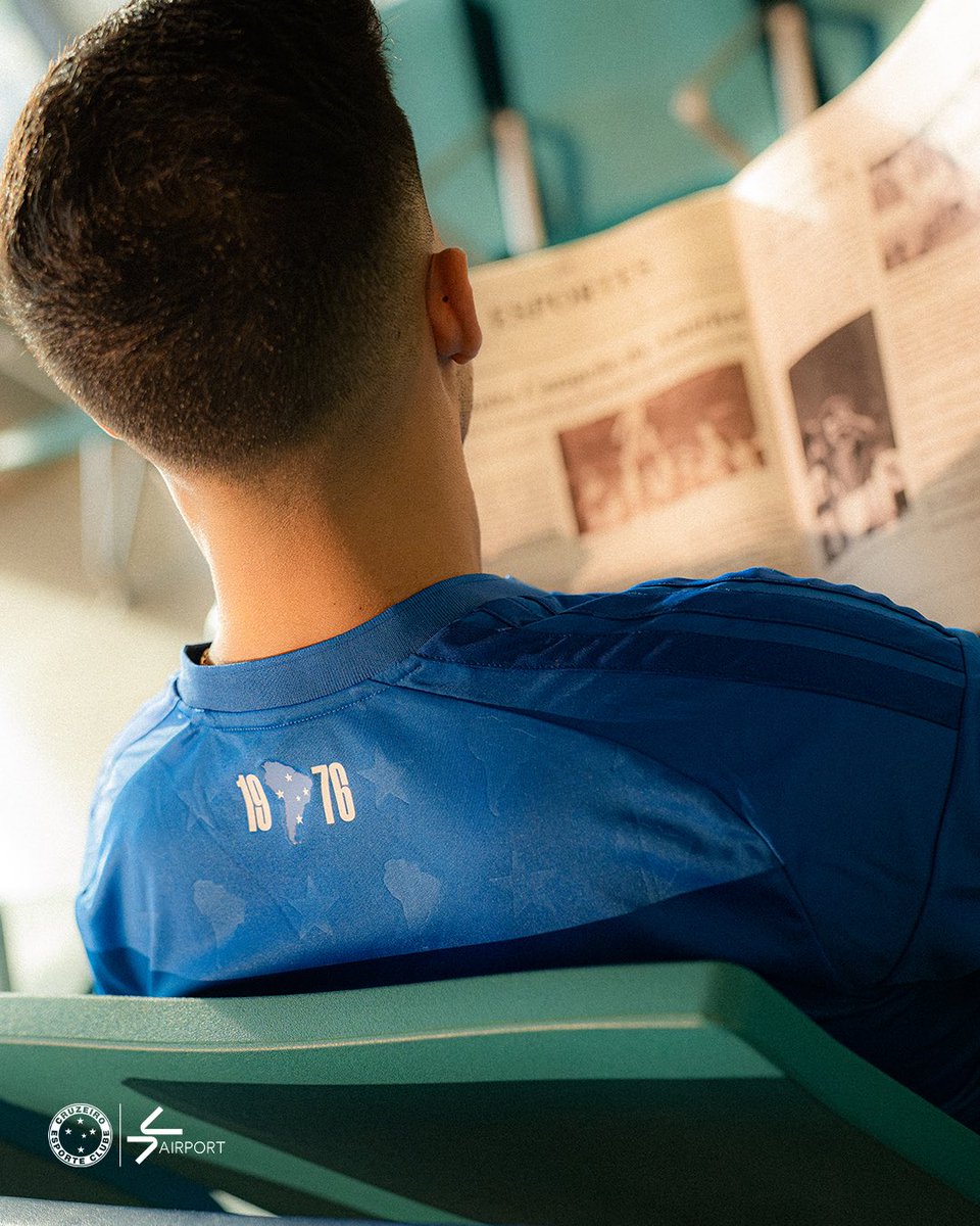 Cruzeiro's tweet image. O mundo inteiro teme La Bestia Negra! 🦊

A nova camisa azul do Cruzeiro em homenagem aos 50 anos da conquista da Libertadores da América de 1976 está disponível nas lojas físicas e no site loja.cruzeiro.com.br.

Produção realizada em parceria com o @bhairport_ (Aeroporto…