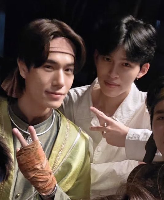 twixtpp's tweet image. ภูวิน : แต่ข้าเจ้าอยากกลับกรุงเทพแล้วเจ้า
ปอนด์ : ไม่ต้องกลับ เดี๋ยวไปหาเอง