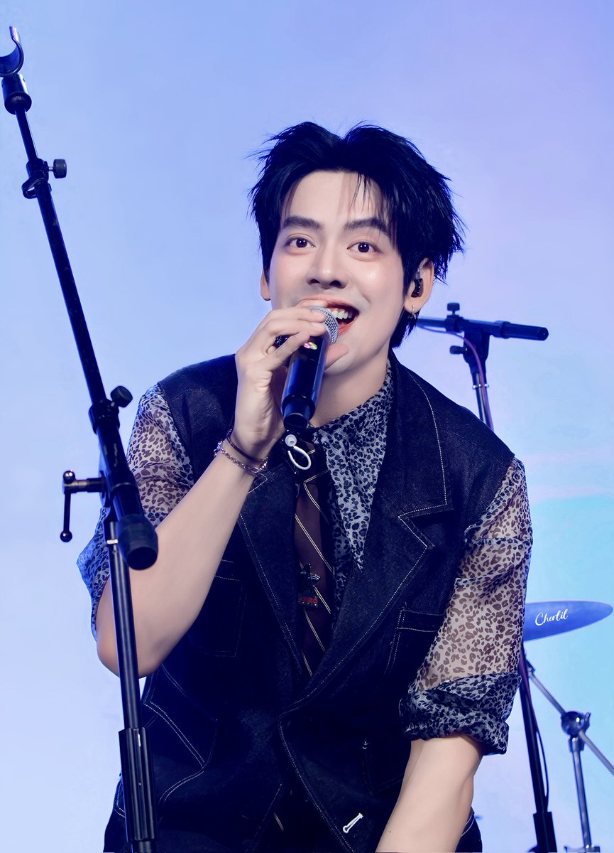 HippoRill's tweet photo. "ถึงเงินจะหมด แต่หัวใจไม่เคยหมดรัก
รักนะที่รัก ไม่ใช่เพราะเป็นแฟน แต่เพราะเป็นศิลปินที่รัก"
Your smile lights up the world.
🤭😍💙
#TaeDarvid
#GardenbackConcert https://t.co/jANtBojg7B