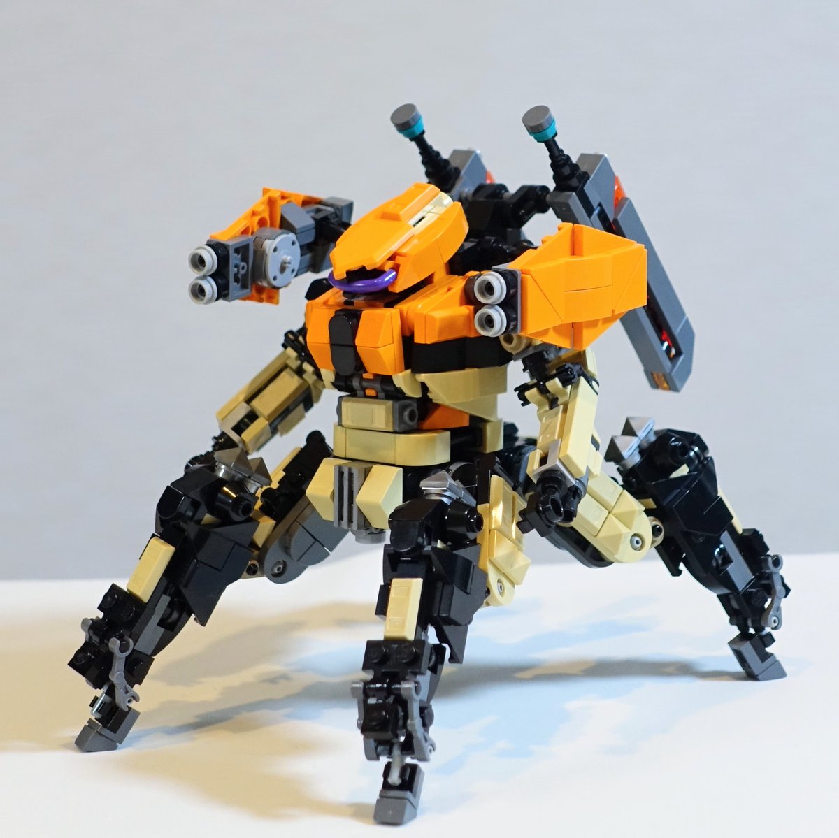 kumarkey's tweet image. #４脚レゴロボコンテスト　
２機目!!
機体名：HASSOW(ハッソー)

俊敏性を活かした格闘戦が得意✨
主武装は2本のヒートマチェット。
牽制用に両肩のグレネード砲と前腕部のマシンガン。

画像ツリーに続きます。

#フィグ乗り #レゴロボ #legorobo

1機目と見比べてみて↓
x.com/i/status/20063…