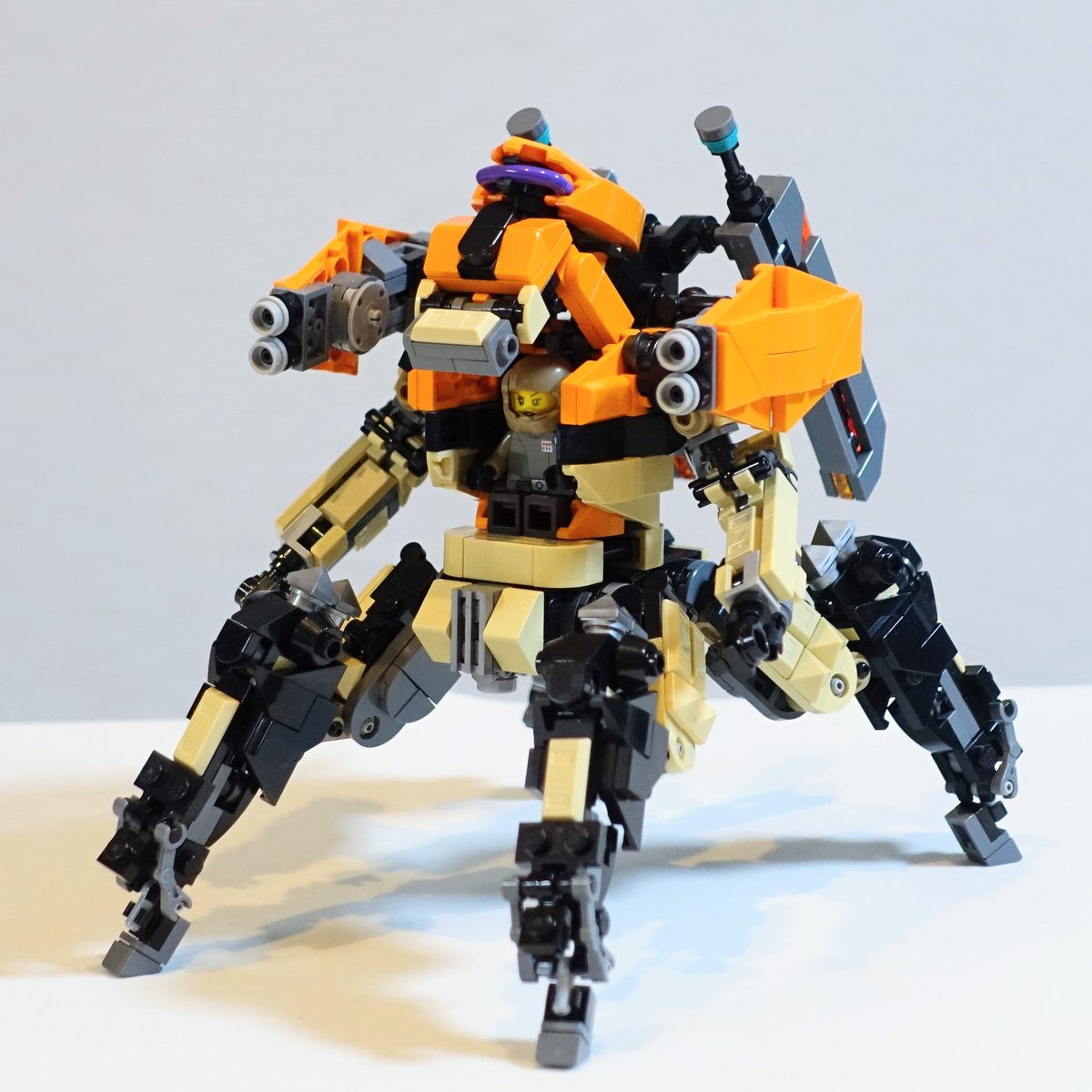 kumarkey's tweet image. #４脚レゴロボコンテスト　
２機目!!
機体名：HASSOW(ハッソー)

俊敏性を活かした格闘戦が得意✨
主武装は2本のヒートマチェット。
牽制用に両肩のグレネード砲と前腕部のマシンガン。

画像ツリーに続きます。

#フィグ乗り #レゴロボ #legorobo

1機目と見比べてみて↓
x.com/i/status/20063…