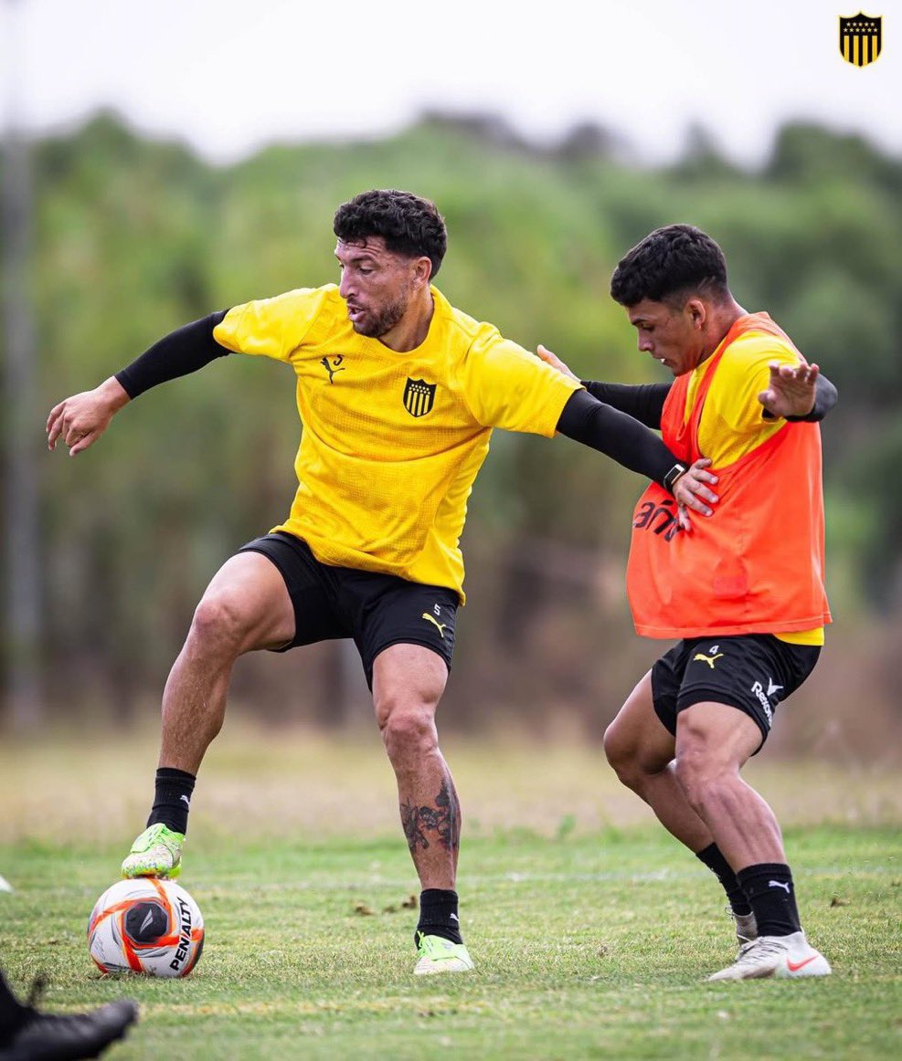 ✍️ Lo comentamos durante el segundo semestre de 2025 y en el comienzo de este año seguimos pensando exactamente lo mismo. Trindade y Remedi no pueden jugar juntos: es uno u otro, acompañado por un volante mixto que aporte dinámica y se asocie con Leo Fernández.
Por rendimiento y