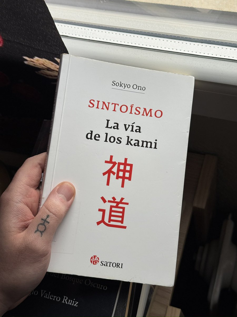 CaminoAquelarre's tweet photo. ⛩️ Shinto significa literalmente “la vía de los kami” y es la religión nativa de Japón. Un sistema de creencias muy en sintonía con otros caminos espirituales de corte animista y chamánico en todo el mundo. Para adentrarse en él desde una óptica occidental recomiendo este libro. https://t.co/wmo1F5pjfK