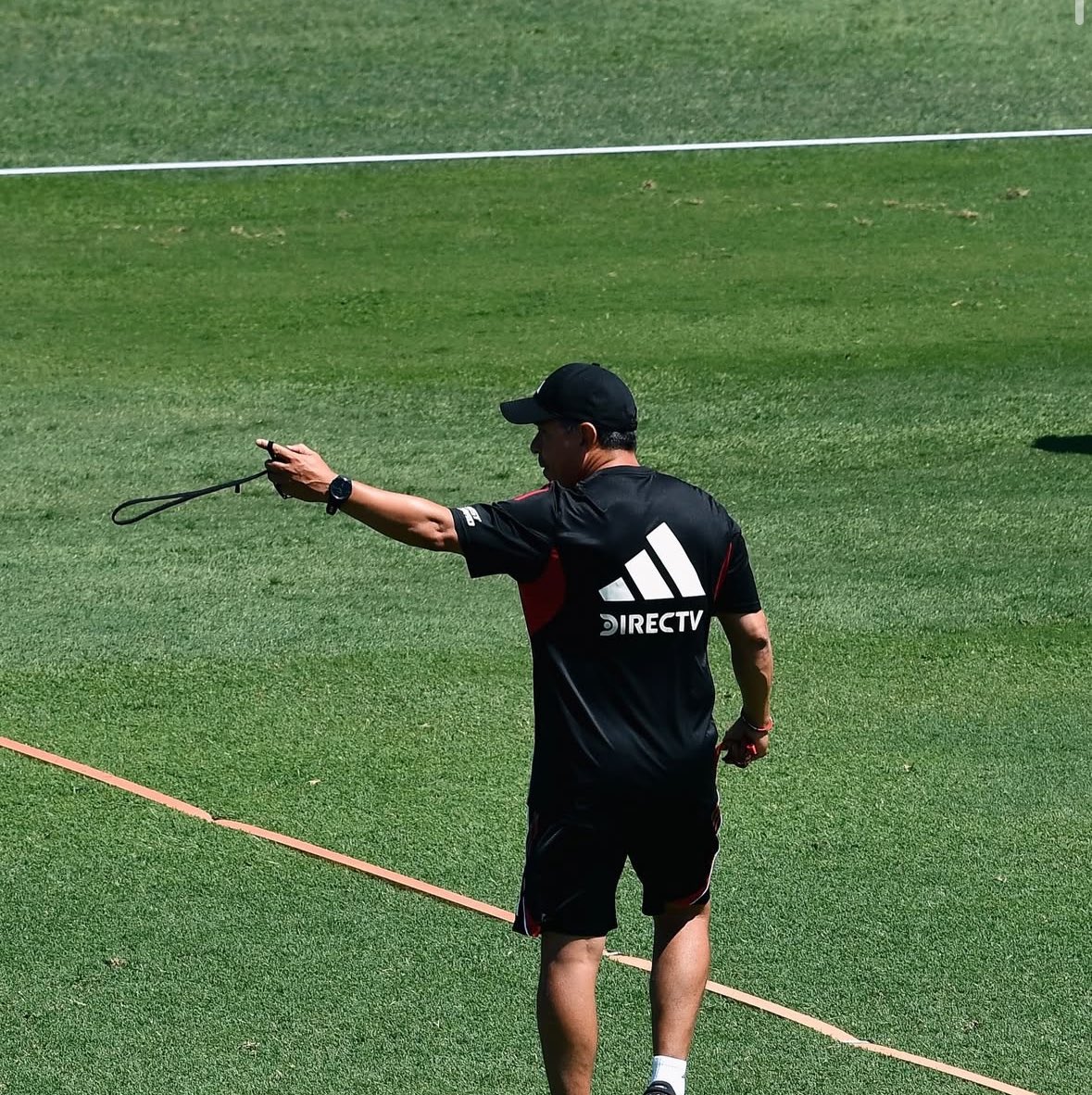 #River 🔴 Práctica: Hoy los trabajos han bajado cargas. Armani, Bustos y Acuña no tienen el alta médica. El sábado cumple 21 días de recuperación el arquero de River. ¿Lo arriesgarán?

Por Acuña jugará Viña, y si no llega Armani, lo hará Beltrán. 

Vera y Moreno  ✅