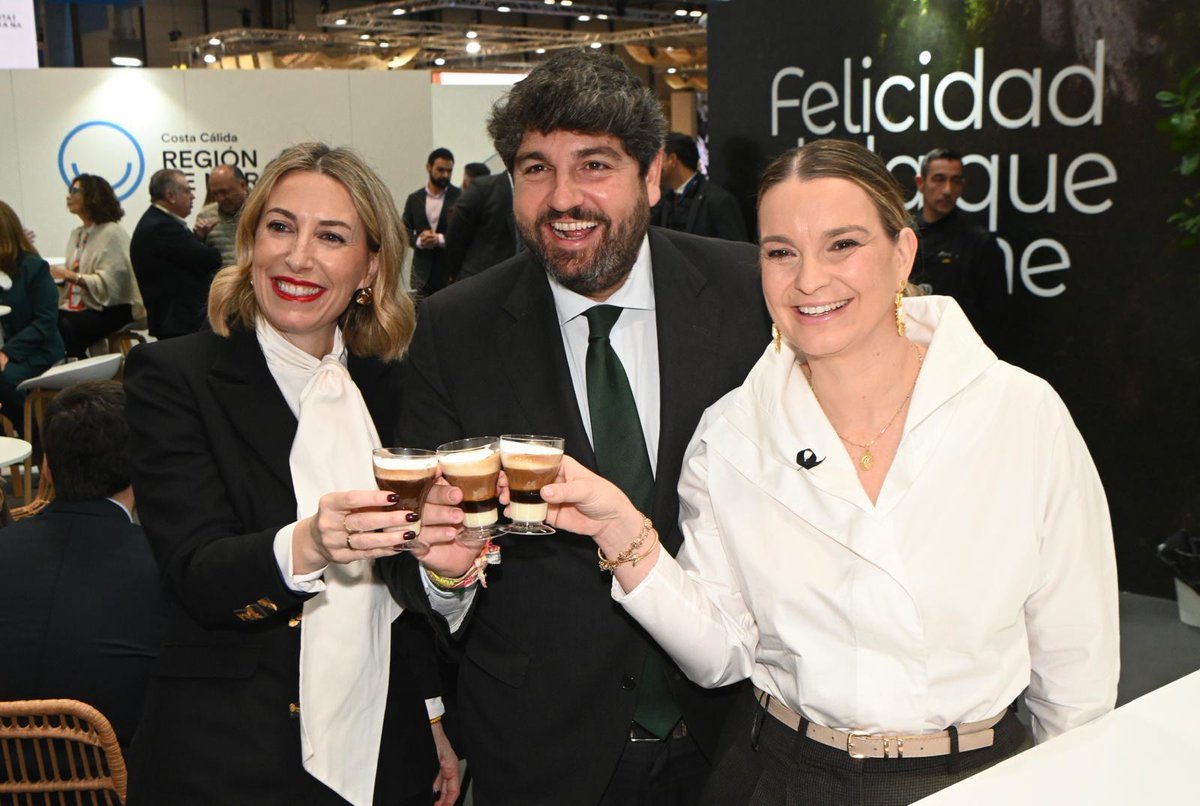 En #FITUR2026 se venden destinos, y se aclaran verdades ☕️

Entre los presidentes de la Región de Murcia, <a href="/LopezMirasF/">Fernando López Miras</a>; Extremadura, <a href="/MGuardiolaM/">María Guardiola</a>, y Baleares, <a href="/MargaProhens/">Marga Prohens</a>; consenso absoluto: el mejor café es el asiático de #Cartagena.