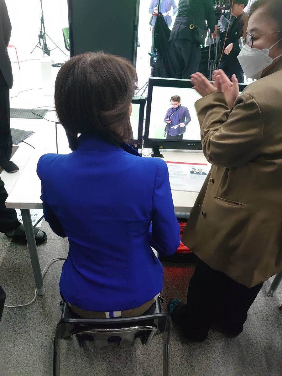 miosugita's tweet photo. 本日、2次公認の発表があり、この度の衆院選に大阪5区から出馬することとなりました。
一昨日、党本部に呼ばれて、その場で打診されました。本当にびっくりしましたが、決意しました。
「公表は22日なのでそれまではマスコミなどに話さないように」と念を押されていたのに、すぐに報道されてたくさんの方々から問い合わせが殺到。（お返事できていない方もいらっしゃいます。申し訳ありません！）Xでは連日トレンド入りと、お騒がせしております。
「安倍元総理でも杉田水脈に選挙区を用意できなかったのに、高市総理が出来るわけないよ」
と、言われたことがあり、今回も諦めかけていました。
「地盤、鞄、看板」を持たずこの世界に飛び込んだ私は、最初から「日本全国どこでも落下傘で行きます！」という覚悟です。
既に大阪5区に入り、活動を始めていますが、受け入れてくださる方々に本当に感謝しかありません。
短期決戦！最後まで全力では戦い抜きます。皆さん、応援、よろしくお願いいたします。
（写真は今日行われた政見放送の撮影での一コマです）