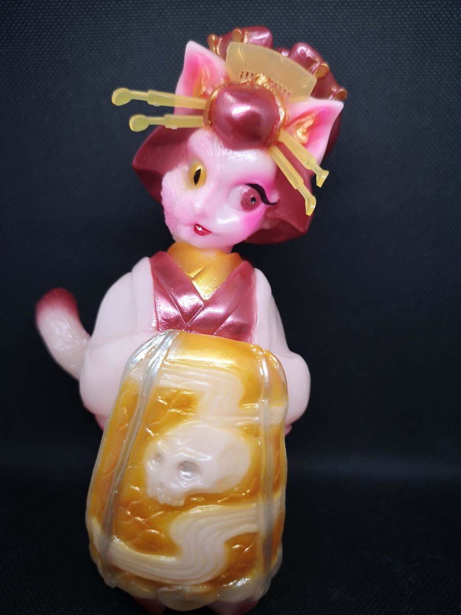 ヒカリトイズさんの化猫遊女届きました。サイズ感、色味めちゃくちゃ