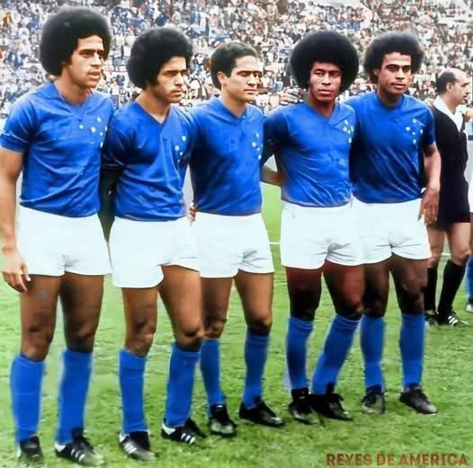 GingaBonitoHub's tweet photo. Cruzeiro unveil their new home kit, paying tribute to the club’s iconic first Copa Libertadores title in 1976 🦊🔵 https://t.co/9GzmnanEFr
