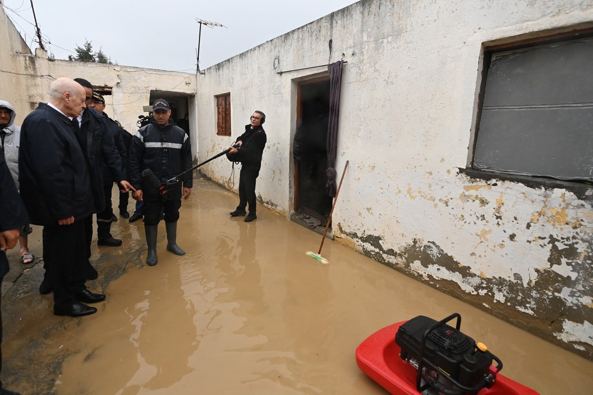 الرئيس التونسي قيس سعيد يتفقد المناطق المتضررة من الفيضانات في تونس،حيث شهدت أمطارا غير مسبوقة منذ عقود(أكثر من70عامًا)خلّفت05وفيات رحمهم الله،تعليق الدراسة في15ولاية.إغلاق طرق وأضرار مادية كبيرة(اللهم حوالينا ولا علينا،اللهم على الآكام والظراب وبطون الأودية ومنابت الشجر)