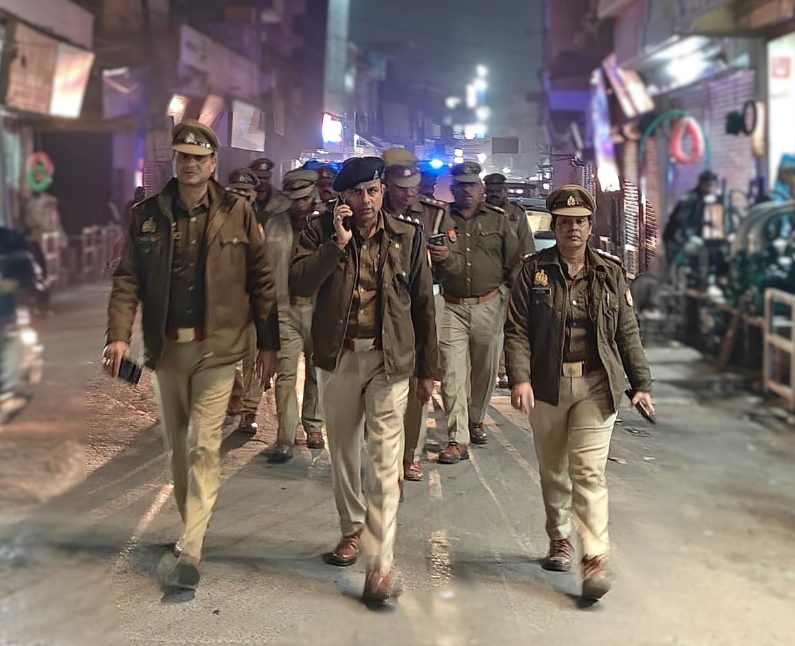 shahjahanpurpol's tweet photo. #SP_शाहजहाँपुर के निर्देशन में #C0_CITY द्वारा #थाना_सदर_बाजार व महिला थाना पुलिस बल के साथ थाना सदर बाजार क्षेत्रांतर्गत पैदल गश्त की गई। गश्त के दौरान बाजार, भीड़-भाड़ वाले स्थानों एवं प्रमुख मार्गों का निरीक्षण किया गया तथा आमजन से संवाद कर शांति एवं कानून-व्यवस्था बनाए रखने में सहयोग की अपील की गई तथा संदिग्ध गतिविधियों की सूचना तत्काल पुलिस को देने हेतु जागरूक किया गया। #UPPolice
@Uppolice @adgzonebareilly @igrangebareilly