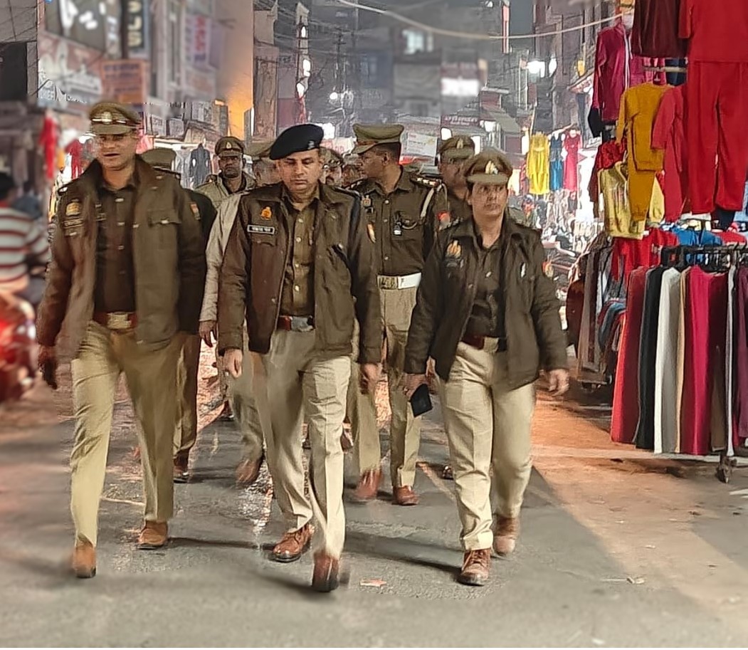 shahjahanpurpol's tweet photo. #SP_शाहजहाँपुर के निर्देशन में #C0_CITY द्वारा #थाना_सदर_बाजार व महिला थाना पुलिस बल के साथ थाना सदर बाजार क्षेत्रांतर्गत पैदल गश्त की गई। गश्त के दौरान बाजार, भीड़-भाड़ वाले स्थानों एवं प्रमुख मार्गों का निरीक्षण किया गया तथा आमजन से संवाद कर शांति एवं कानून-व्यवस्था बनाए रखने में सहयोग की अपील की गई तथा संदिग्ध गतिविधियों की सूचना तत्काल पुलिस को देने हेतु जागरूक किया गया। #UPPolice
@Uppolice @adgzonebareilly @igrangebareilly